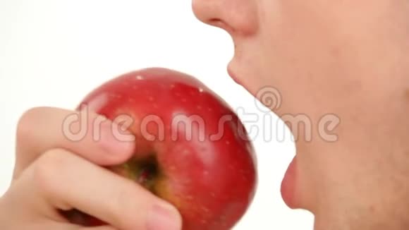 一个吃红苹果的男人视频的预览图