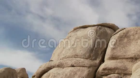 云和沙漠岩石的时间流逝剪辑1视频的预览图