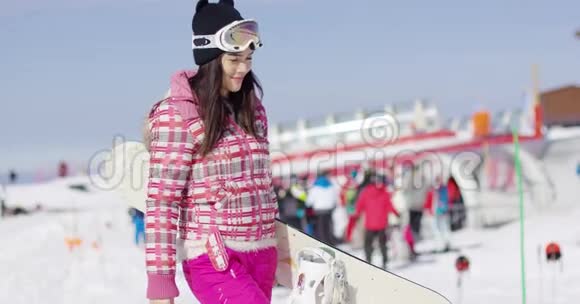 可爱而快乐的女性亚洲滑雪者视频的预览图