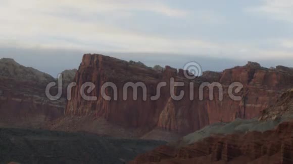 云层和沙漠山日落的时间流逝片段5视频的预览图