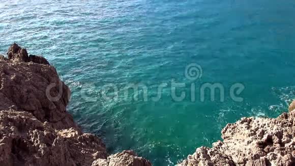 在岩石海岸的吐鲁瓦水视频的预览图