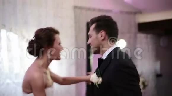 爱的新婚夫妇在婚礼上跳第一支舞视频的预览图