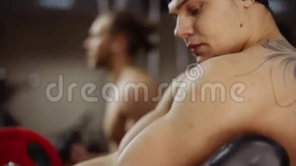 肱二头肌用杠铃卷曲循环视频的预览图