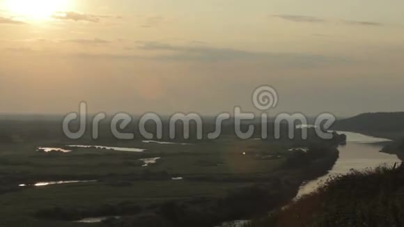河上的日落浸入草地视频的预览图