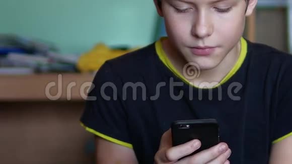 少年男孩持有智能手机网络游戏网站视频的预览图