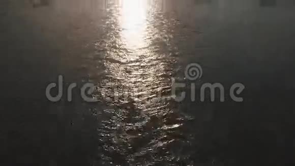 平静而神秘的雾蒙蒙的早晨笼罩着江景日出和灰雾背景视频的预览图