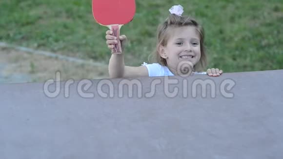 小可爱快乐的女孩在街上玩乒乓球视频的预览图
