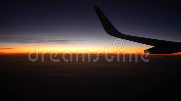 飞机翼天日落视频的预览图