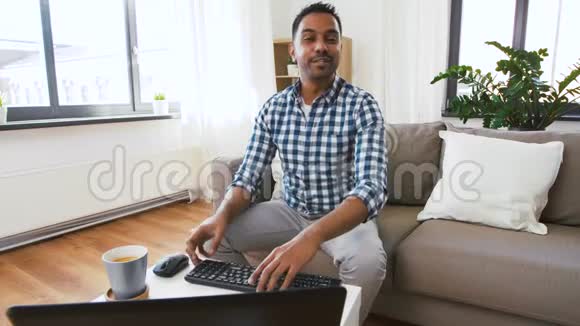 家里有键盘视频登录的男性博客视频的预览图
