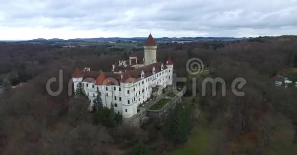 鸟瞰科诺派斯特城堡视频的预览图