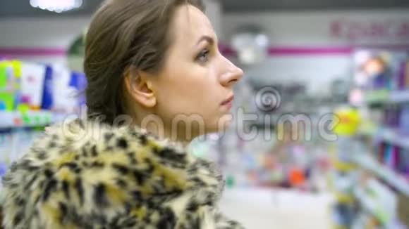 女人正在商店里买家用化学品和化妆品视频的预览图