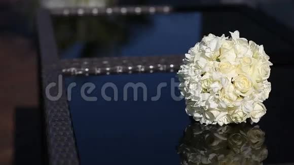 桌上放着一束白色的玫瑰花视频的预览图