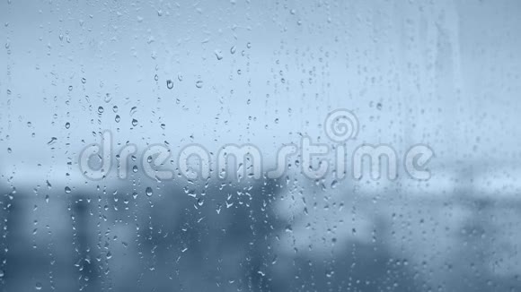 雨滴有非常柔和的蓝色焦点视频的预览图