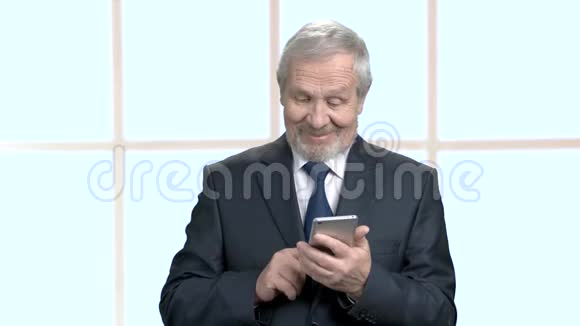 穿着智能手机的老年人视频的预览图