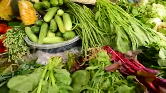 胡志明市繁华街街市鲜绿菜盘西贡视频的预览图