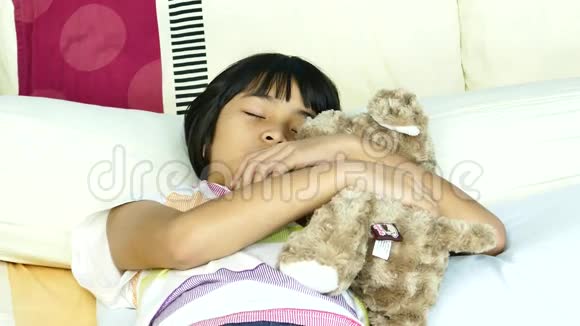 亚洲小女孩睡在床上拥抱泰迪熊视频的预览图