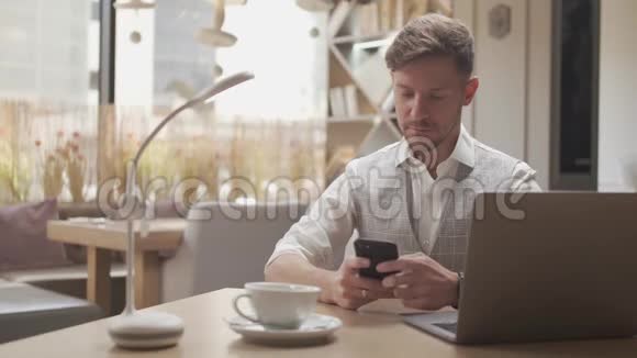 商人坐在咖啡馆里工作使用计算机设备的人务和创业精神视频的预览图