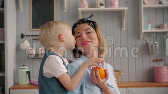 快乐的母亲和小男孩在厨房快乐的时光和相聚视频的预览图