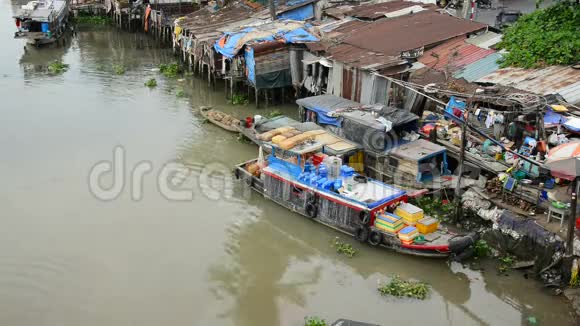 西贡河上的房屋及棚屋胡志明市西贡视频的预览图
