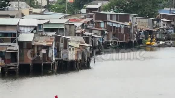 缩放西贡河上的棚屋越南胡志明市视频的预览图