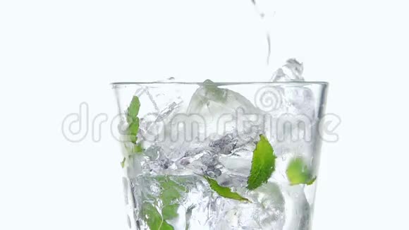 用冰杯将苏打水倒入玻璃杯中视频的预览图