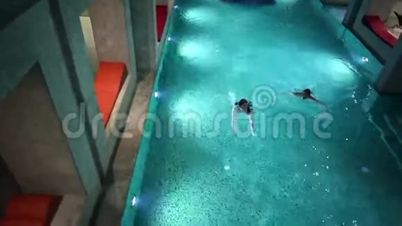 年轻的浪漫情侣在游泳池游泳和放松视频的预览图