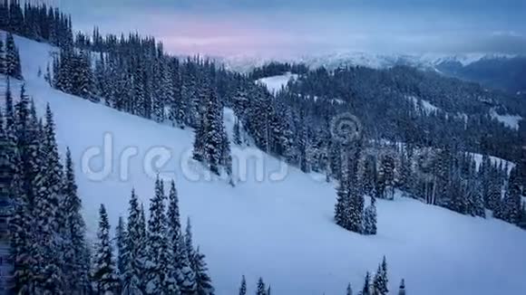 在日出的时候爬上雪山视频的预览图