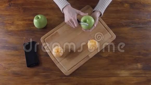女人用剥皮机剥青苹果视频的预览图