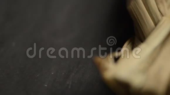 木制勺子和大蒜视频的预览图