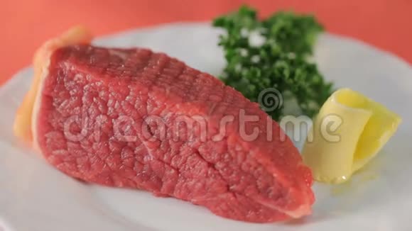 白色盘子上的鲜肉片视频的预览图