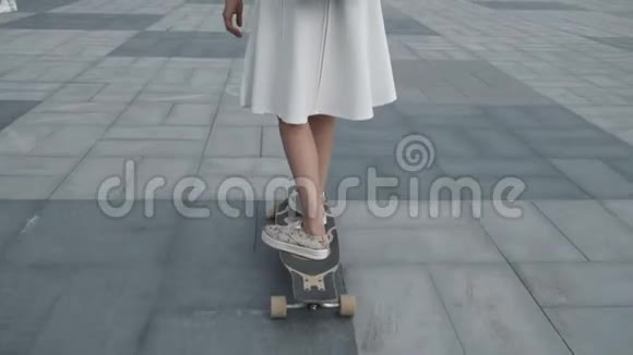 在街上骑长板车的女孩视频的预览图