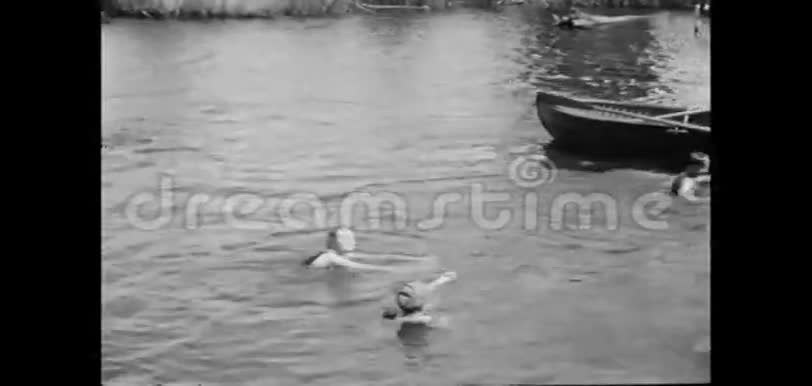 人们在湖里游泳的蒙太奇视频的预览图