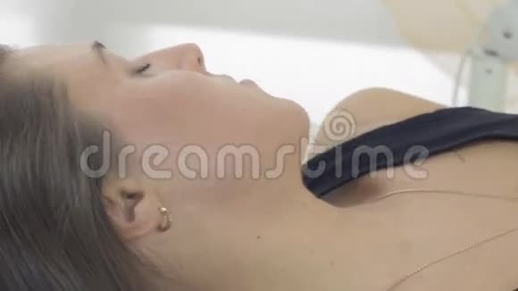 女孩的脸和手躺在美容院的毯子下面程序视频的预览图