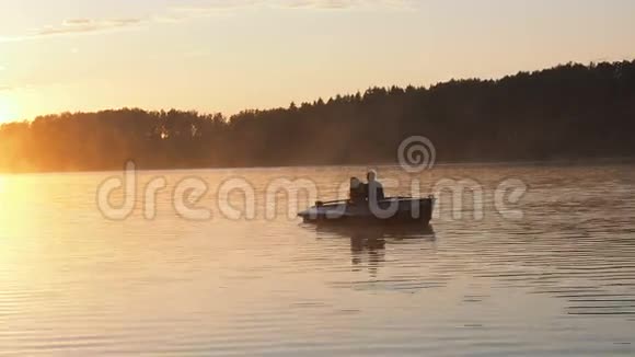 湖面上阳光的金光湖上金色夕阳日出关于视频的预览图