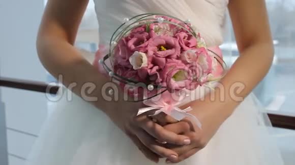 婚礼玫瑰花束在怀里视频的预览图