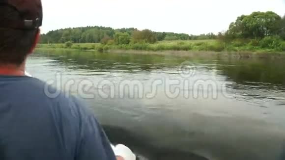 人在俄罗斯乌格拉河平静的水域划艇视频的预览图