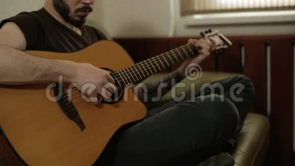 有胡子的人弹吉他视频的预览图