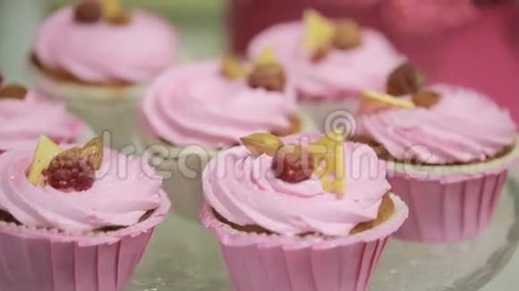 美味的新鲜树莓蛋糕带有奶油蛋白的糕点特写视频的预览图