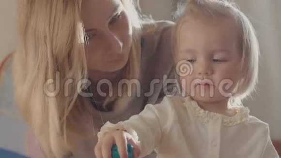 女孩和她妈妈一起玩玩具视频的预览图