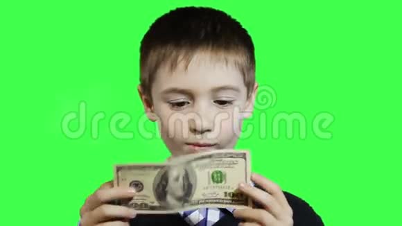 开朗的小男孩特写抱着美元视频的预览图