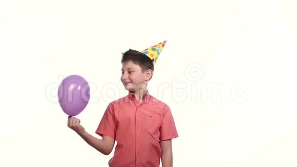 戴帽子的男孩让气球白色背景慢慢慢慢视频的预览图
