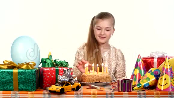 女孩在他的生日蛋糕上点蜡烛表11视频的预览图