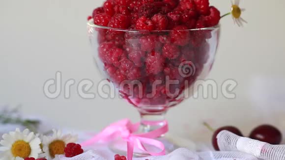 杯子里的果汁树莓视频的预览图