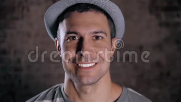 英俊的成熟男人带着完美的白牙戴着帽子肖像视频的预览图