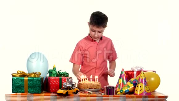 男孩在他的生日蛋糕上点蜡烛表11视频的预览图