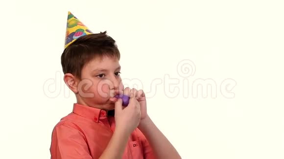 穿红色衬衫的男孩把气球充气成紫色视频的预览图