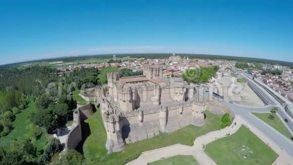 可口可乐城堡的空中录像是15世纪建造的一座防御工事位于可口可乐视频的预览图