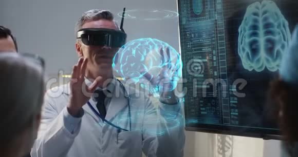 医生用VR耳机解释视频的预览图