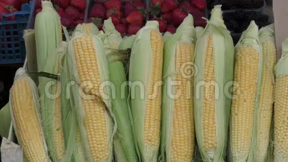 玉米在集市上出售视频的预览图