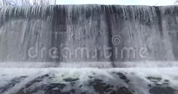 一条小瀑布和一条强烈的河流视频的预览图